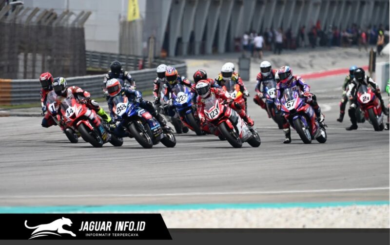 Aksi pebalap Astra Honda Racing Team saat memacu motornya dalam persaingan ketat di seri pembuka Asia Road Racing Championship di Sirkuit Sepang.