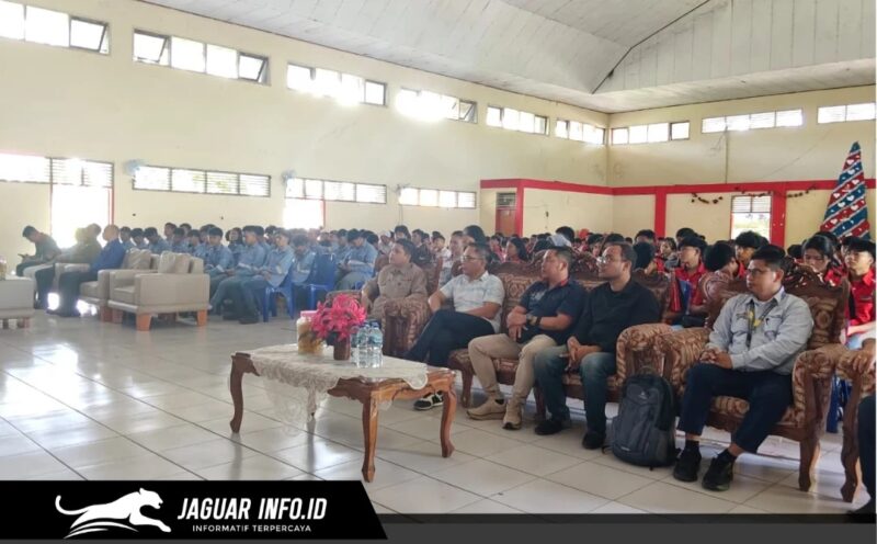 Suasana pelaksanaan Uji Kompetensi Keahlian siswa SMK Negeri 2 Manado yang bekerja sama dengan PT Daya Adicipta Wisesa guna memastikan keterampilan siswa sesuai dengan standar industri otomotif.