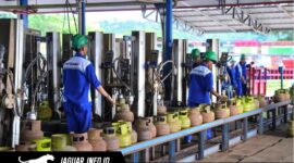 Deretan tabung gas di fasilitas Stasiun Pengisian dan Pengangkutan Bulk Elpiji Khusus (SPPEK) Kendari yang siap didistribusikan untuk menjaga stabilitas stok LPG Sulawesi Tenggara.