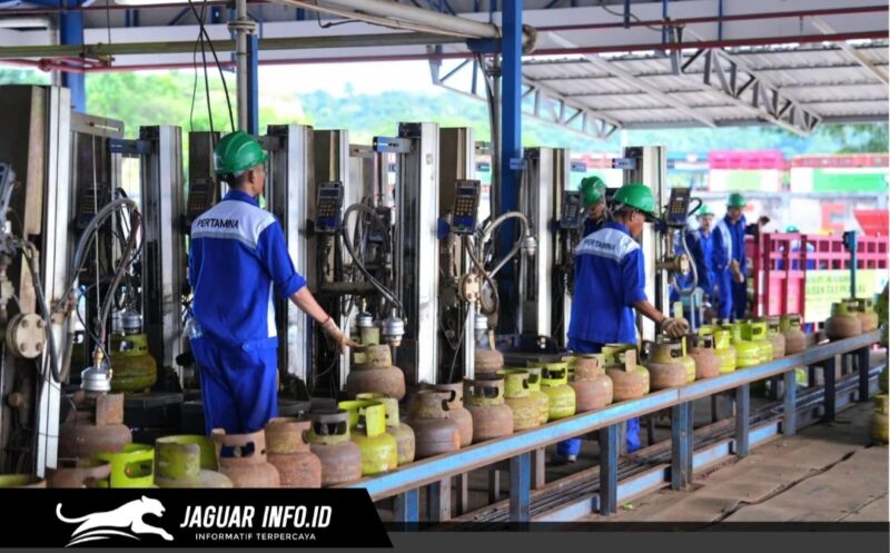 Deretan tabung gas di fasilitas Stasiun Pengisian dan Pengangkutan Bulk Elpiji Khusus (SPPEK) Kendari yang siap didistribusikan untuk menjaga stabilitas stok LPG Sulawesi Tenggara.