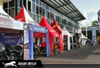 Stand Honda berdiri di lokasi turnamen untuk menyapa warga dan pecinta otomotif di Manado.