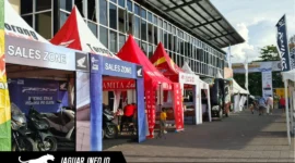 Stand Honda berdiri di lokasi turnamen untuk menyapa warga dan pecinta otomotif di Manado.