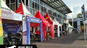 Stand Honda berdiri di lokasi turnamen untuk menyapa warga dan pecinta otomotif di Manado.