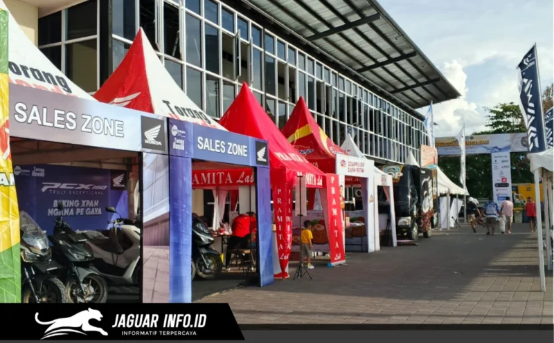Stand Honda berdiri di lokasi turnamen untuk menyapa warga dan pecinta otomotif di Manado.