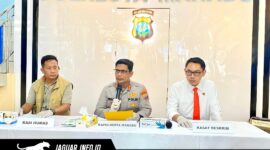 Kapolresta Manado Kombes Pol Irham Halid saat memimpin press release pengungkapan kasus maut di Desa Lansa, Senin (13/4/2026).