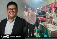 Jufri Mantak didampingi istri dan pendukung saat mendaftar sebagai Calon Hukum Tua Desa Wineru.