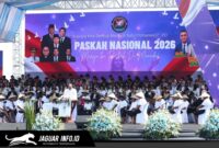 Suasana khidmat ibadah raya di panggung utama Paskah Nasional 2026 yang berlokasi di kawasan Pohon Kasih, Megamas, Manado, dengan latar dekorasi bertema kebangkitan Kristus.