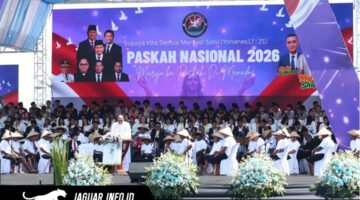 Suasana khidmat ibadah raya di panggung utama Paskah Nasional 2026 yang berlokasi di kawasan Pohon Kasih, Megamas, Manado, dengan latar dekorasi bertema kebangkitan Kristus.