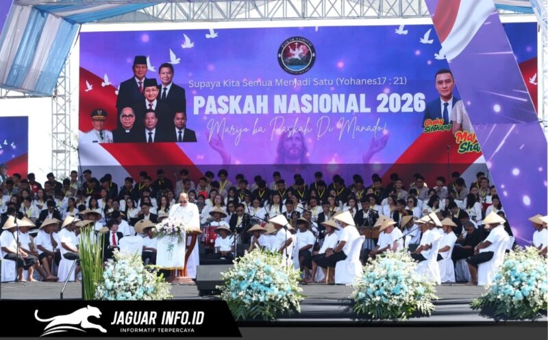 Suasana khidmat ibadah raya di panggung utama Paskah Nasional 2026 yang berlokasi di kawasan Pohon Kasih, Megamas, Manado, dengan latar dekorasi bertema kebangkitan Kristus.