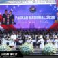 Suasana khidmat ibadah raya di panggung utama Paskah Nasional 2026 yang berlokasi di kawasan Pohon Kasih, Megamas, Manado, dengan latar dekorasi bertema kebangkitan Kristus.