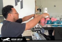 Pihak M Coffee Resto sedang membersihkan gelas-gelas berbahan kaca yang kini digunakan sebagai pengganti wadah plastik demi efisiensi operasional.