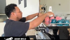 Pihak M Coffee Resto sedang membersihkan gelas-gelas berbahan kaca yang kini digunakan sebagai pengganti wadah plastik demi efisiensi operasional.