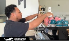 Kenaikan Harga Plastik Paksa Pelaku Usaha di Manado Beralih ke Gelas Kaca