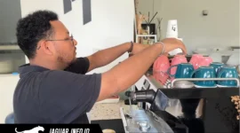 Pihak M Coffee Resto sedang membersihkan gelas-gelas berbahan kaca yang kini digunakan sebagai pengganti wadah plastik demi efisiensi operasional.