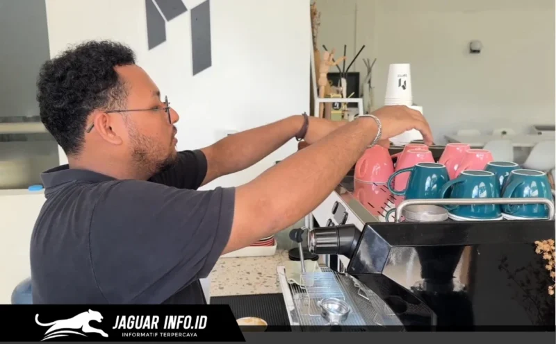 Pihak M Coffee Resto sedang membersihkan gelas-gelas berbahan kaca yang kini digunakan sebagai pengganti wadah plastik demi efisiensi operasional.