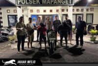 Dua pelaku yang kedapatan bawa senjata tajam di Kairagi saat diamankan di Polsek Mapanget guna menjalani pemeriksaan lebih lanjut. 