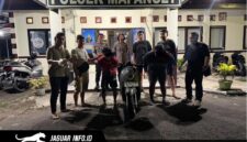 Dua pelaku yang kedapatan bawa senjata tajam di Kairagi saat diamankan di Polsek Mapanget guna menjalani pemeriksaan lebih lanjut. 