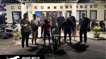 Dua pelaku yang kedapatan bawa senjata tajam di Kairagi saat diamankan di Polsek Mapanget guna menjalani pemeriksaan lebih lanjut. 