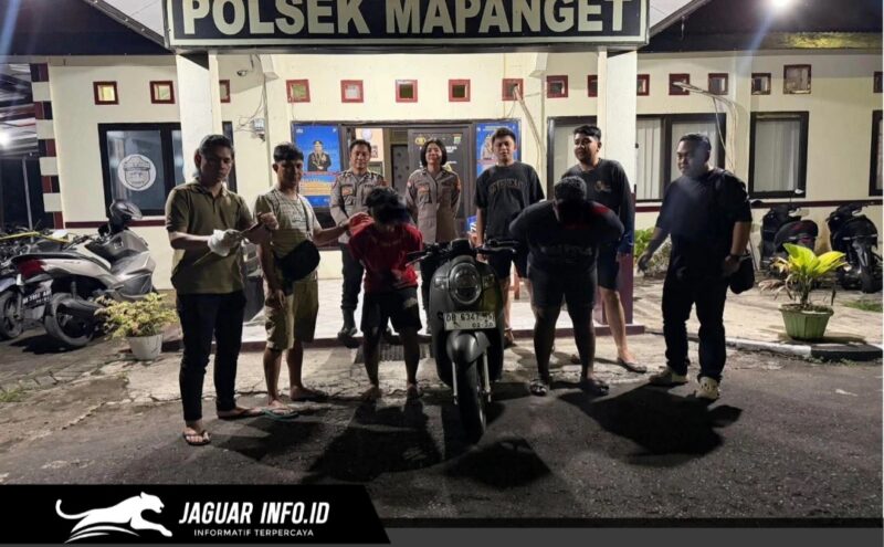 Dua pelaku yang kedapatan bawa senjata tajam di Kairagi saat diamankan di Polsek Mapanget guna menjalani pemeriksaan lebih lanjut. 