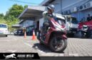 Pengendara sedang menikmati perjalanan dengan menerapkan posisi berkendara nyaman guna menjaga kebugaran tubuh saat menempuh jarak jauh.