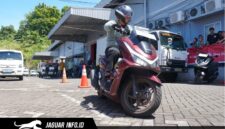 Pengendara sedang menikmati perjalanan dengan menerapkan posisi berkendara nyaman guna menjaga kebugaran tubuh saat menempuh jarak jauh.