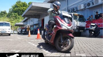 Pengendara sedang menikmati perjalanan dengan menerapkan posisi berkendara nyaman guna menjaga kebugaran tubuh saat menempuh jarak jauh.