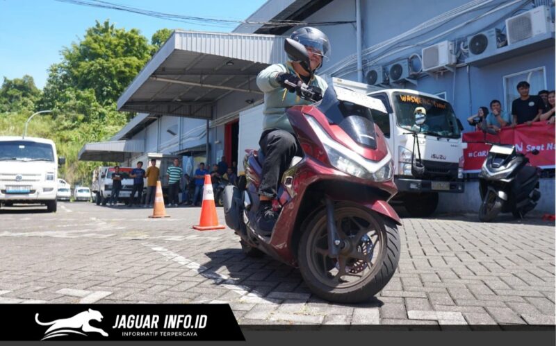Pengendara sedang menikmati perjalanan dengan menerapkan posisi berkendara nyaman guna menjaga kebugaran tubuh saat menempuh jarak jauh.