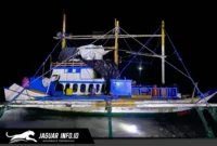 Aparat gabungan dari Polairud dan Polres Gorontalo Utara saat memeriksa muatan kapal boat asal Filipina yang terdampar di pesisir Desa Motiheluma dengan membawa ribuan kilogram bahan kimia berbahaya.
