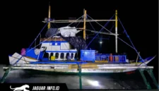 Aparat gabungan dari Polairud dan Polres Gorontalo Utara saat memeriksa muatan kapal boat asal Filipina yang terdampar di pesisir Desa Motiheluma dengan membawa ribuan kilogram bahan kimia berbahaya.