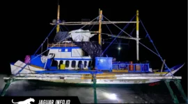 Aparat gabungan dari Polairud dan Polres Gorontalo Utara saat memeriksa muatan kapal boat asal Filipina yang terdampar di pesisir Desa Motiheluma dengan membawa ribuan kilogram bahan kimia berbahaya.