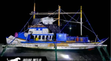 Aparat gabungan dari Polairud dan Polres Gorontalo Utara saat memeriksa muatan kapal boat asal Filipina yang terdampar di pesisir Desa Motiheluma dengan membawa ribuan kilogram bahan kimia berbahaya.