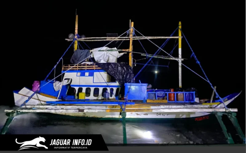 Aparat gabungan dari Polairud dan Polres Gorontalo Utara saat memeriksa muatan kapal boat asal Filipina yang terdampar di pesisir Desa Motiheluma dengan membawa ribuan kilogram bahan kimia berbahaya.