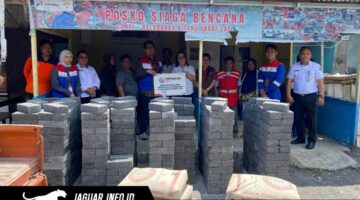 Sinergi Pertamina Patra Niaga dan BPBD Kota Bitung saat menyerahkan material bangunan untuk mendukung pemulihan infrastruktur warga terdampak gempa.