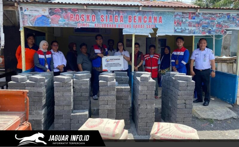 Sinergi Pertamina Patra Niaga dan BPBD Kota Bitung saat menyerahkan material bangunan untuk mendukung pemulihan infrastruktur warga terdampak gempa.