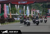 Pebalap beradu kecepatan dalam salah satu kelas utama Astra Honda Dream Cup yang menggunakan unit motor Honda standar pabrikan.
