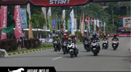 Pebalap beradu kecepatan dalam salah satu kelas utama Astra Honda Dream Cup yang menggunakan unit motor Honda standar pabrikan.