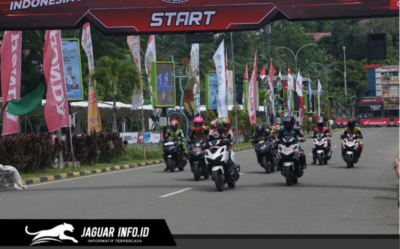 Pebalap beradu kecepatan dalam salah satu kelas utama Astra Honda Dream Cup yang menggunakan unit motor Honda standar pabrikan.