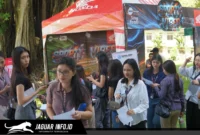 Suasana pengunjung saat melihat unit motor terbaru dalam ajang Sporty Campus Exhibition Honda yang berlangsung meriah di Universitas Klabat.