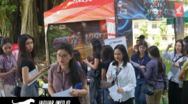 Suasana pengunjung saat melihat unit motor terbaru dalam ajang Sporty Campus Exhibition Honda yang berlangsung meriah di Universitas Klabat.