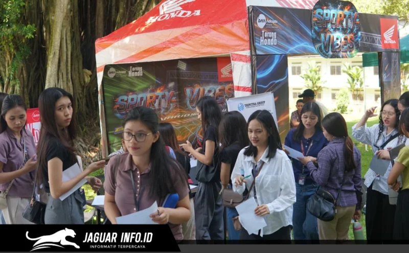 Suasana pengunjung saat melihat unit motor terbaru dalam ajang Sporty Campus Exhibition Honda yang berlangsung meriah di Universitas Klabat.