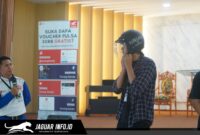 Instruktur Safety Riding PT Daya Adicipta Wisesa (DAW), Andhika Reynold Salindeho, memberikan peragaan teknik pengereman yang benar kepada mahasiswa Universitas Klabat dalam kegiatan Edukasi Safety Riding Honda di Minahasa Utara, Kamis (16/4).