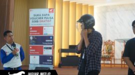 Instruktur Safety Riding PT Daya Adicipta Wisesa (DAW), Andhika Reynold Salindeho, memberikan peragaan teknik pengereman yang benar kepada mahasiswa Universitas Klabat dalam kegiatan Edukasi Safety Riding Honda di Minahasa Utara, Kamis (16/4).