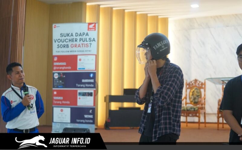 Instruktur Safety Riding PT Daya Adicipta Wisesa (DAW), Andhika Reynold Salindeho, memberikan peragaan teknik pengereman yang benar kepada mahasiswa Universitas Klabat dalam kegiatan Edukasi Safety Riding Honda di Minahasa Utara, Kamis (16/4).