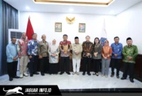 Gubernur Sulawesi Utara Yulius Selvanus (tengah) melakukan foto bersama dengan Kakanwil Kementerian Haji dan Umrah Sulut Wahyudin Ukoli (kiri) serta jajaran pejabat terkait usai audiensi mengenai kenaikan subsidi biaya lokal jemaah haji di Wisma Negara, Jumat (17/4/2026).