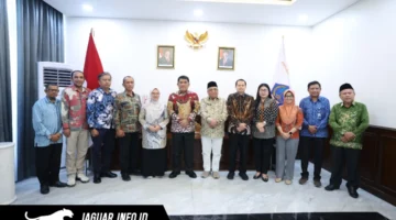 Gubernur Sulawesi Utara Yulius Selvanus (tengah) melakukan foto bersama dengan Kakanwil Kementerian Haji dan Umrah Sulut Wahyudin Ukoli (kiri) serta jajaran pejabat terkait usai audiensi mengenai kenaikan subsidi biaya lokal jemaah haji di Wisma Negara, Jumat (17/4/2026).