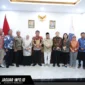 Gubernur Sulawesi Utara Yulius Selvanus (tengah) melakukan foto bersama dengan Kakanwil Kementerian Haji dan Umrah Sulut Wahyudin Ukoli (kiri) serta jajaran pejabat terkait usai audiensi mengenai kenaikan subsidi biaya lokal jemaah haji di Wisma Negara, Jumat (17/4/2026).