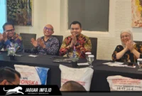 Suasana diskusi santai dan hangat antara jajaran manajemen PT Pupuk Indonesia (Persero) dengan rekan media saat membahas mekanisme penyaluran pupuk bersubsidi di Manado.