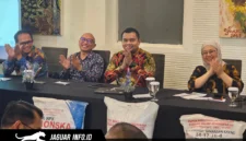 Suasana diskusi santai dan hangat antara jajaran manajemen PT Pupuk Indonesia (Persero) dengan rekan media saat membahas mekanisme penyaluran pupuk bersubsidi di Manado.