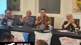 Suasana diskusi santai dan hangat antara jajaran manajemen PT Pupuk Indonesia (Persero) dengan rekan media saat membahas mekanisme penyaluran pupuk bersubsidi di Manado.