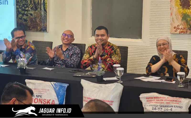 Suasana diskusi santai dan hangat antara jajaran manajemen PT Pupuk Indonesia (Persero) dengan rekan media saat membahas mekanisme penyaluran pupuk bersubsidi di Manado.